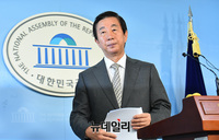 [포토] 정론관 떠나는 김성태 자유한국당 의원