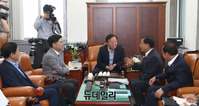 [포토] 예결위원장서 대화하는 '김재원-여·야 3당 간사'