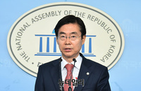 [포토] 전술핵 배치 촉구하는 조경태 한국당 의원