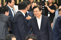 [포토] 악수 나누는 황교안 자유한국당 대표