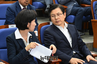 [포토] 대화 나누는 황교안-나경원