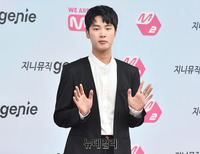 [포토] 배우 김동희, 댄디한 손인사