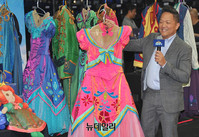 [포토] '겨울왕국' 소품 소개하는 긱 시루노 감독