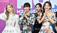 [포토] 2019 MGMA, 팬들에게 인사하는 트와이스