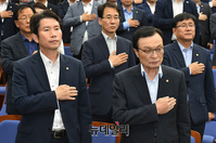 [포토] 국민의례하는 이해찬-이인영