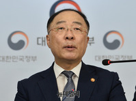 [포토] 정부부처 합동브리핑 갖는 홍남기 부총리