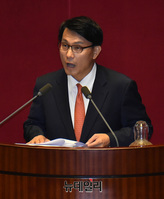 [포토] 일본 보복적 수출규제 철회 촉구 결의안 설명하는 윤상현