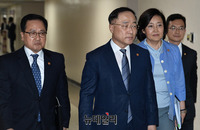 [포토] 브리핑룸 향하는 홍남기 부총리