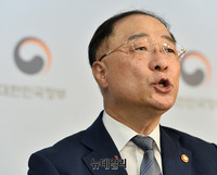 [포토] 홍남기 부총리 "우리도 일본을 백색국가서 제외한다"