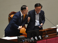 [포토] 국회 예결위, 인사하는 '김재원-홍남기'