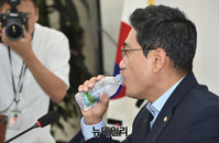 [포토] 바른미래당 지도부 비전검증, 물 마시는 오신환