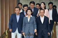 [포토] 원내대책회의 입장하는 나경원 한국당 원내대표