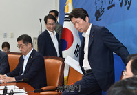 [포토] 민주당 원내대책회의, 입장하는 이인영