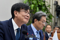 [포토] 답변하는 김상조 청와대 정책실장