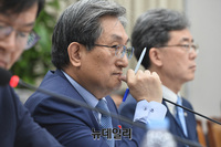 [포토] 생각에 잠긴 노영민 대통령 비서실장