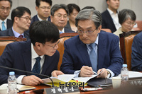 [포토] 대화 나누는 노영민-김상조