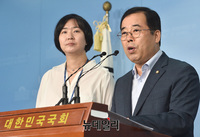 [포토] 기자회견 갖는 박성중 자유한국당의원