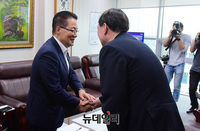 [포토] 악수 나누는 박지원-윤석열