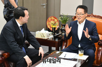 [포토] 박지원 민주평화당 의원 찾은 윤석열 검찰총장