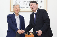 [포토] 여상규 법사위원장 찾은 윤석열 검찰총장