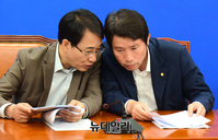 [포토] 대화 나누는 이인영-이원욱