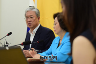 [포토] 기자들의 질문에 답하는 유성엽 민주평화당 원내대표