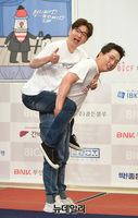 [포토] 박성호 업은 개그맨 정범균