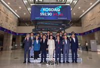 [포토] 한국거래소 찾아 기념촬영하는 '나경원-정지원'