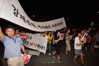 [포토] 행진하는 아베규탄 시위 참가자들