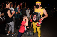 [포토] 日아베 총리 샌드백 치는 어린이