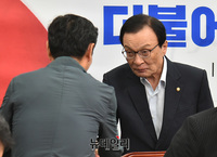 [포토] 민생연석회의, 인사 나누는 이해찬 대표