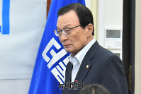 [포토] 입장하는 이해찬 더불어민주당 대표