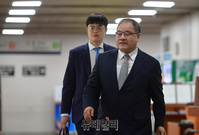 [포토] 출소 후 첫 법원 출석하는 안종범 전 청와대 수석