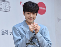 [포토] 가수 유선호, 개성넘치는 손가락 하트