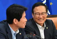 [포토] 대화 나누는 이인영-홍영표