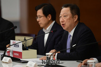 [포토] 한국당과 정책간담회서 발언하는 박용만 대한상의 회장