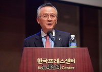 [포토] 우남이승만애국상 수상자 소개하는 김석우 전 차관