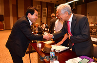 [포토] 악수나누는 고영주-심재철