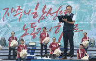 [포토] 8·15 전국 노동자대회, 대회사하는 김명환 