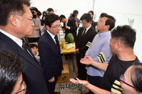 [포토] 탈북민 위로하는 황교안 대표