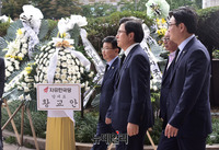 [포토] '아사 탈북 모자 추모 분향소' 찾은 황교안 대표