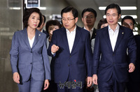 [포토] 최고위 입장하는 자유한국당 지도부