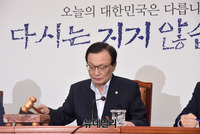 [포토] 의사진행하는 이해찬 민주당 대표