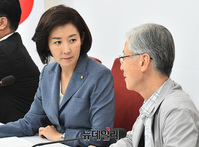 [포토] 대화 나누는 나경원-여상규