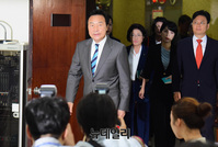 [포토] 회견장 들어서는 손학규 바른미래당 대표