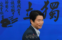 [포토] 입장하는 이인영 더불어민주당 원내대표