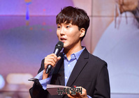 [포토] 스텔라 출신 소영 소개하는 MC훈