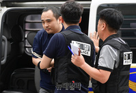 [포토] 호송차서 맨 얼굴로 내린 '한강몸통 시신사건' 장대호