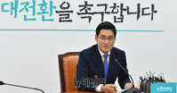 [포토] 취임 100일 기자회견 갖는 오신환 바른미래당 원내대표