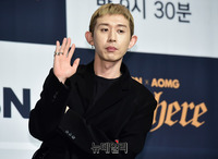 [포토] 래퍼 코드쿤스트 "사인히어, 많이 봐주세요"